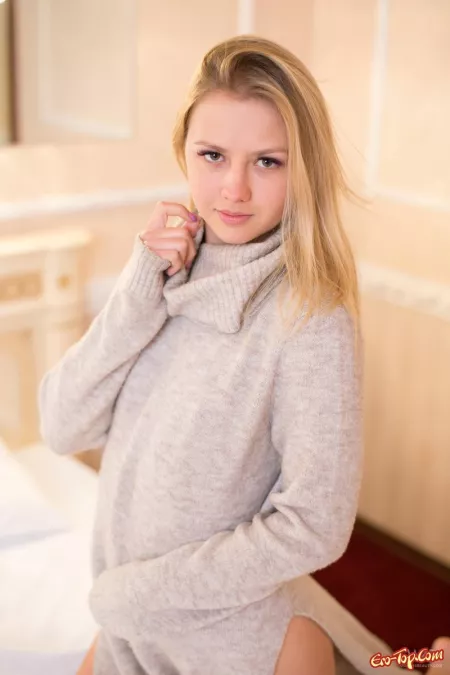 Веселая Jati A. в своей спальне