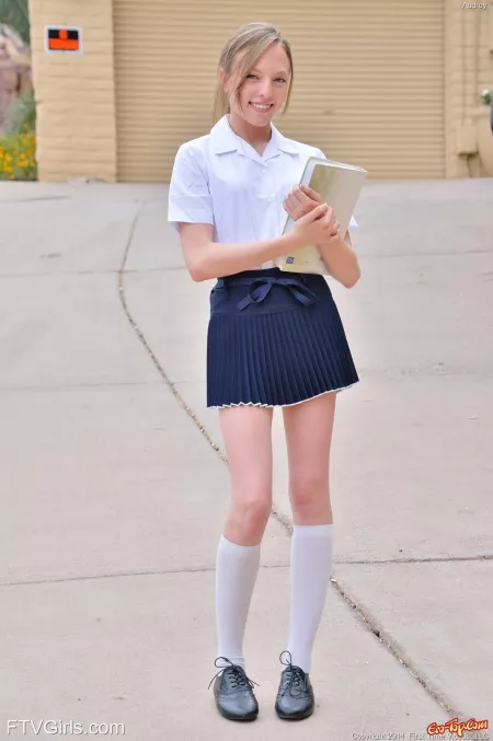 Солнечная весельчака: голая красавица на природе