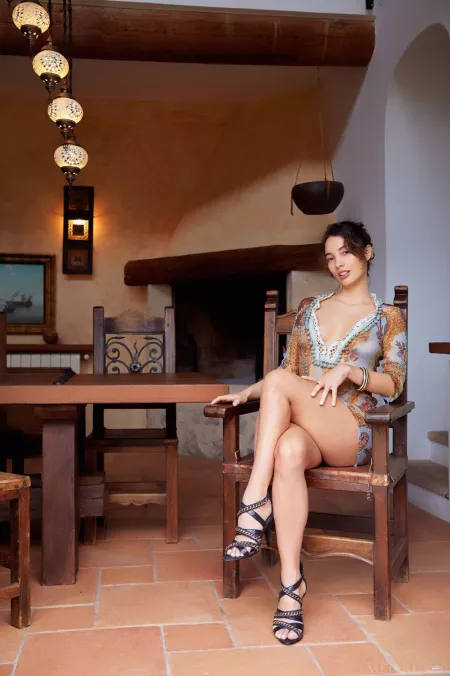 Элегантная фотосессия с улыбающейся моделью