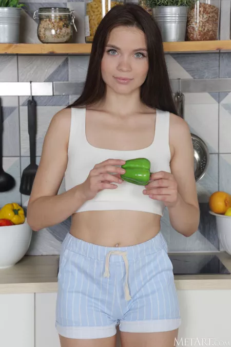 Adriana Fawn: Игривые фрукты в кухне