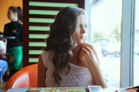 Эротика в домашней обстановке: Etna позирует