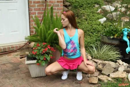 Летняя эротика в формальном саду